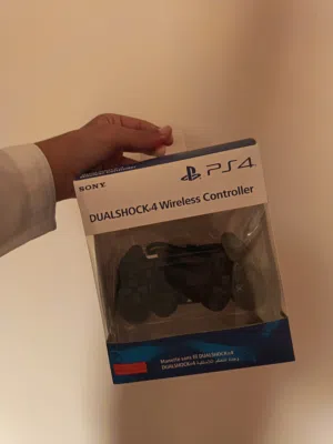مجموعه من أجهزه PS4 4 و أشرطة للبيع نظيفه أمورها طيبه