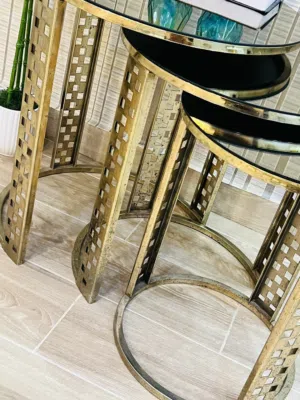 طاولات حانبية ثلاثية