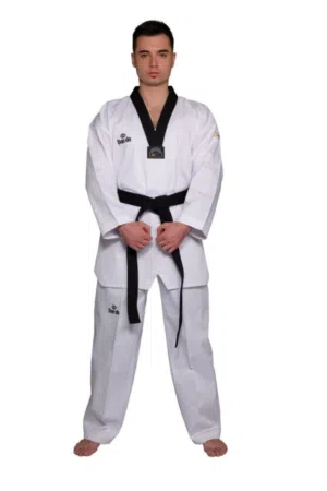 بدلة Taekwondo  خاصة بالـ Daedo، وغالبًا بدلة تدريب/منافسات ياقة سوداء (Black V-nec