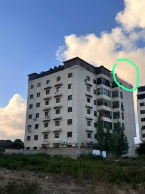 روف في مدينة بيرزيت قرب الجامعة مساحة البناء 300 متر منها 160 متر مغطى والباقي ترس هلى 3 جهات