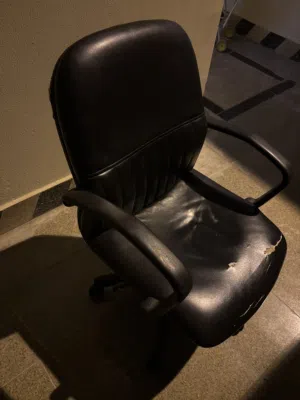 كرسي مكتب للبيع ناقص تاير واحد