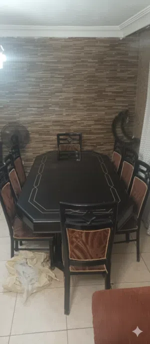 طاوله سفره 8 كراسي مع بوفيه و خزانه من الخشب الزان القديم القوي في خدش خفيف