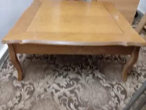 سرير وطاولة خشب للبيع
