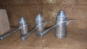 مجموعة تحف وأنتيك نحاس قديم – أباريق، وساعات وتلفونات تراثية كلاسيكية بحالة ممتازة