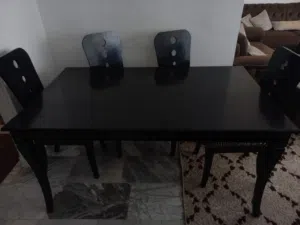طاولة سفرة وخزانة أحذية مستعملة للبيع