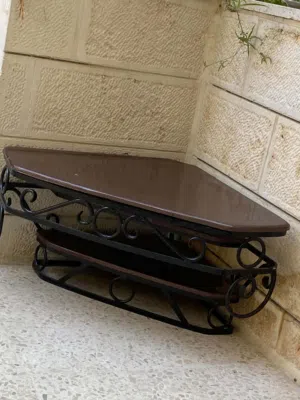طاوله حديد مع رخامه والشاشه للبيع ما فيهم شي ورف حديد مع الخشب تعليق ع الحيط