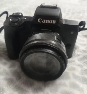 كاميرا كانون M50 استعمال خفيف + ترايبود + كارت ميمورى + فلتر + شنطة