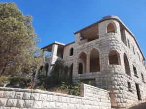 More than 6 bedrooms . 3 Bathrooms . 520 m23