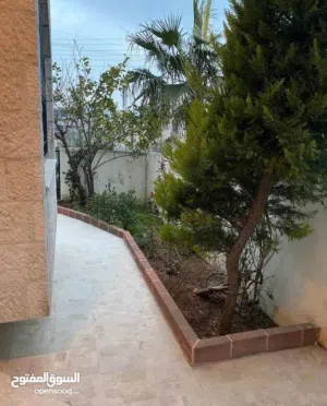 240 m2 More than 6 bedrooms Villa for Sale in Amman Al-Thuheir