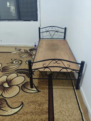 سجادة بحالة الوكالة 4*4 ولا أي ثقب، بسعر 20 دينار!
