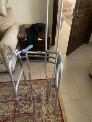 عكازات مستعمل
