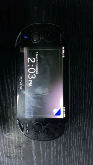 جهاز 1000 PS Vita لبيع جهاز استخدام قليل و  هنك عطل في زر L
