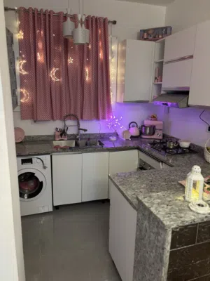 مبنى من طابقين الطابق الارضي للبيع