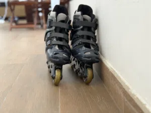 سكيـت تزلج مع خوذة حماية Rollskate with a protective Helmet