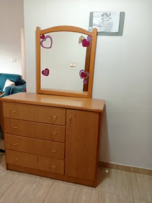 تواليت مع مراي بيرو 4 جوارير وخزانة رفين خشب لاتيه ملبس فورمايكة