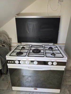 White Gas Range Stove with Oven غاز اكسبير كريستال 5 عيون مع فرن بحالة جيدة للبيع