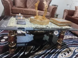 طقم كنب 7 مقاعد مع طربيزات زجاج عدد 3 بحاله الوكاله عجلون