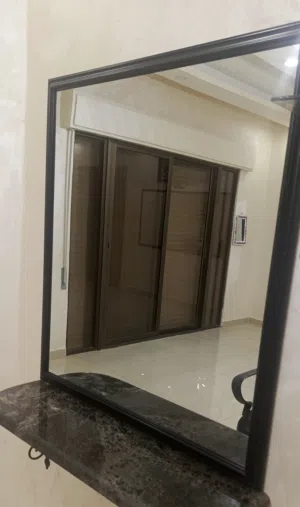 مرايا أصليه جامده ونظيفه مع إطار أسود  الوسط ب 25 و الكبيره ب 50