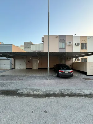 300 m2 5 Bedrooms Townhouse for Sale in Northern Governorate Madinat Hamad