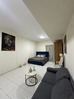 غرفة ماستر مع بلكونة وحمام خاص مساحة كبيرة مفروشة السعر شامل كهربا وماء ونت السكن بيصلح للبنات