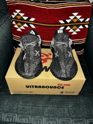 Yeezy shoes 43 حذاء رياضة قياس