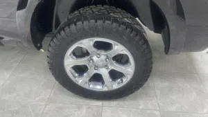 اطارات صحراوية مستعملة ونظيفة جدا 33* 12.50 رنج 20 LT بالاضافة السبيسرات العدد 4 والبراغي والمسامير