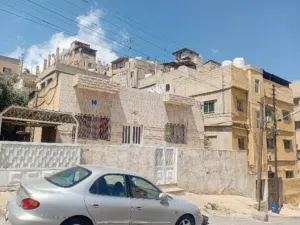 فرصة استثمارية : بيت مستقل للبيع في جبل التاج - حي أم تينة (الأساسات تتحمل 4 طوابق)فرصة استثماريه