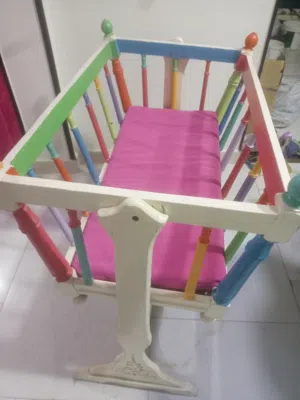 سرير اطفال في المرتبه