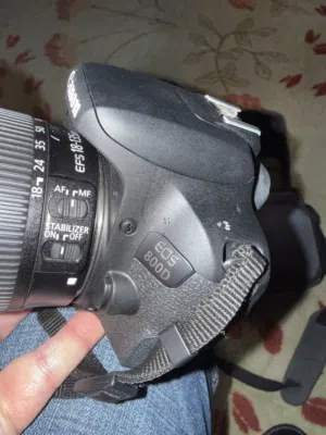كاميرا كانون D800  مع كامل أغراضها وزيادة بحال ممتازه لم تسخدم سوى قليلWiFi + bluetooth