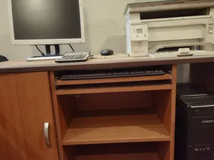 كبيوتر مكتبي مع طاوله