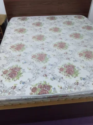فرشه زمبركيه مجوز قياس 160+190 مهويه مع تفصيل استعمال شهر 1 فقط شبه جديده سعر الشراء 170