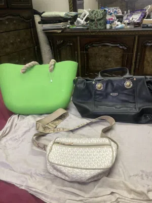 شنط نسائية ماركة فيرزاتشي ومايكل كروس  وماركات اخري نظيفة جداً