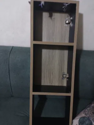 رف للبيع يوجد 5 دنانير