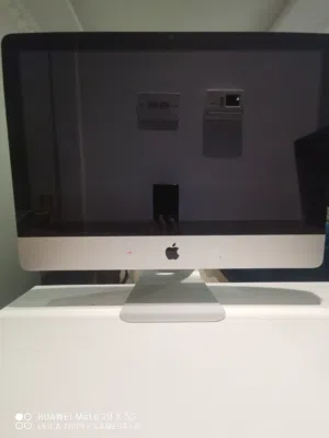 كمبيوتر ابل M1 مستعمل مع جميع أغراضه