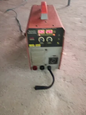 السلام عليكم متاح ماكينه لحام الطريدي وسلك وتخدم بالاكسجين لقينا جديده مستخدمه مره واحده فقط