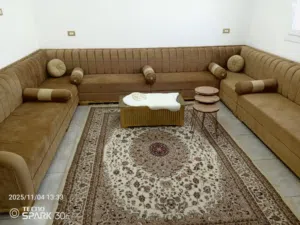صالون مع لبساط والطاولات استعمال نضيف جدا استعمال سنه من غير عيوب مناسب لعريس سعر معقول فرش غرفه