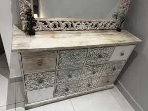 خزانة مع مرآة