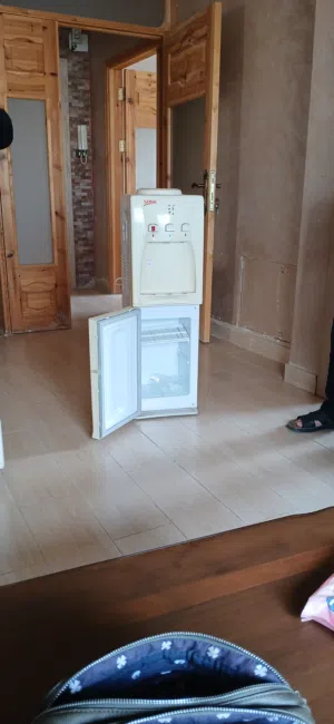 مبرد ومسخن ماء مع ثلاجة صغيرة