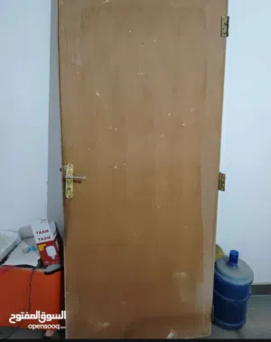 باب خشبي الغرفه