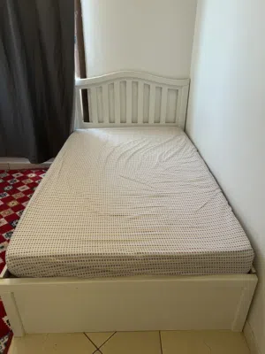 سرير للبيع