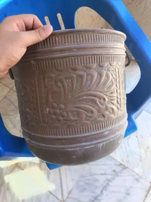 قدر نحاس للزينه او زراعه الورد او كأنه تحفه وسعره فيه لانه نحاس للبيع