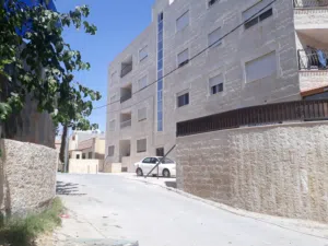 شقة واسعة للبيع اقساط او كاش أول شارع الكرامة مقابل فندق الجوابره قرب الشارع الرئيسي