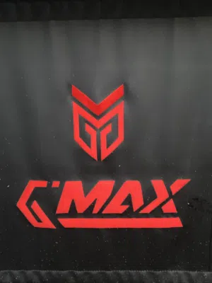 طاولة جيمينج لونه أحمر الكلام لونه أحمر في مقعد حق الماء وفي حق السماعة