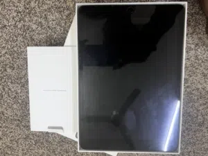 Apple iPad 9 64GB مستعمل بحالة ممتازة مع الكرتونة والشاحن - شاشة 10.2 إنش