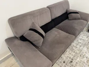 أريكه شخصين وطاولة تلفاز للبيع