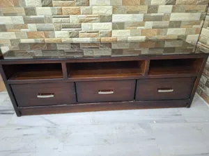 طاولة تلفزيون LCD مستعملة بحالة جيدة مصنوعة من خشب الزان خشب ل وقشرة بلوط ودهان ايطالي للبيع  طبربور