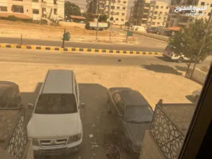 شقة جديدة طابق ارضي فوق مستوى الشارع للبيع / دفعة واقساط/ موقع مميز جدا