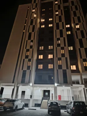 بدانا التاجير عمارة سكنية جديدة اول ساكن 2 غرفه 2 حمام صاله 2 مطبخ للعائلات والموظفين بالمنقف قطعه