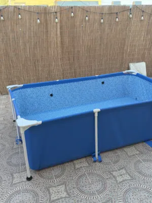 حوض سباحه بإطار مستطيل الشكل