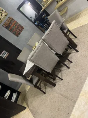 طاوله بحاله ممتازه لا يوجد اي تكسير
